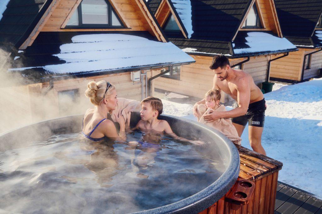 Rodzinna w jacuzzi ogrodowym całorocznym z drewna termicznego